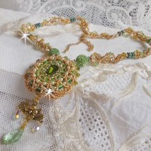 Collier Garden Party brodé avec un cabochon rectangulaire facetté vintage des années 1960, chatons, cristaux : gouttes et toupies dans les nuances de Vert et Cristal, perles plasticine et rocailles 